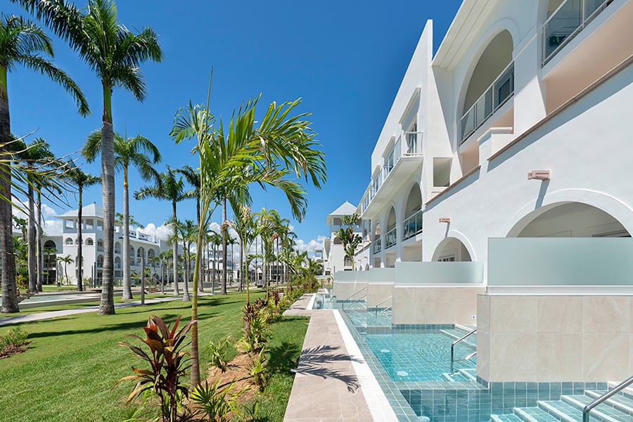 swim-up-rooms-riu-palace-mexico.jpg