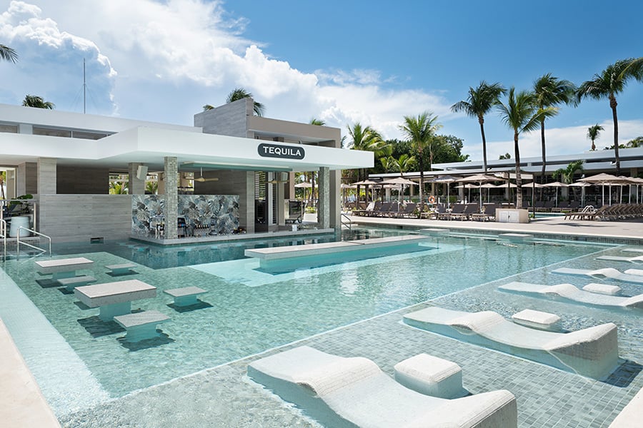 swim-up-bar-riu-palace-mexico-2.jpg
