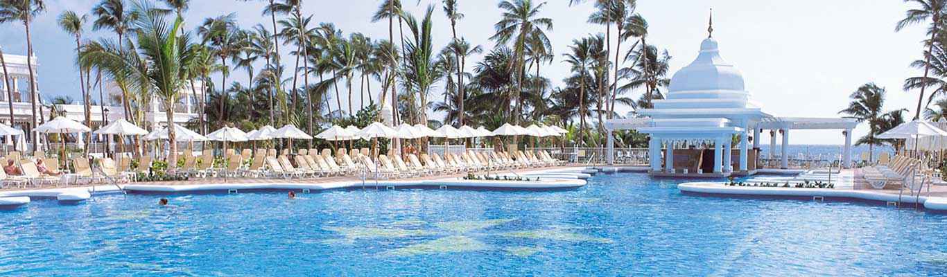 What amenities does the Hotel Riu Palace in Punta Cana, Dominican Republic offer?
