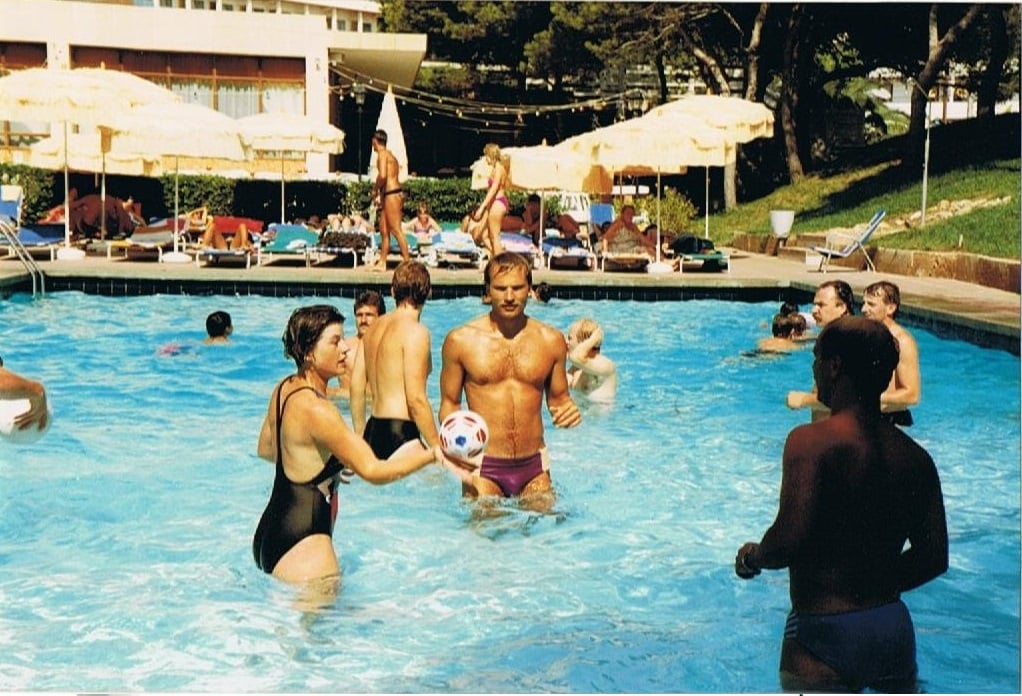 Christiane y Thomas en la piscina del hotel Riu Concordia