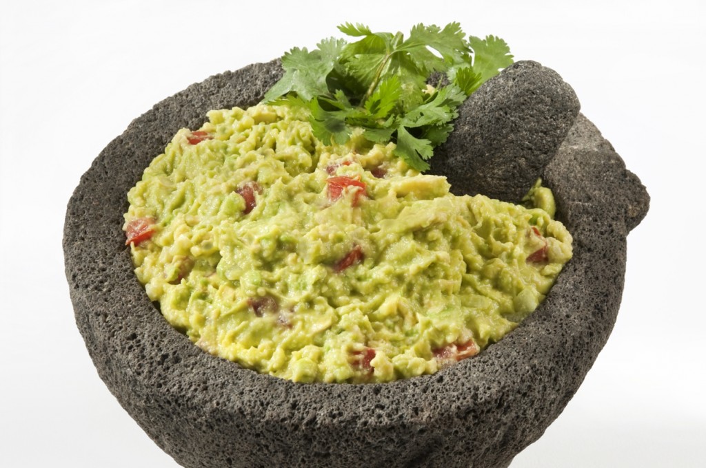 Prepare guacamole with the help of our chef Edilson Rodríguez Soto