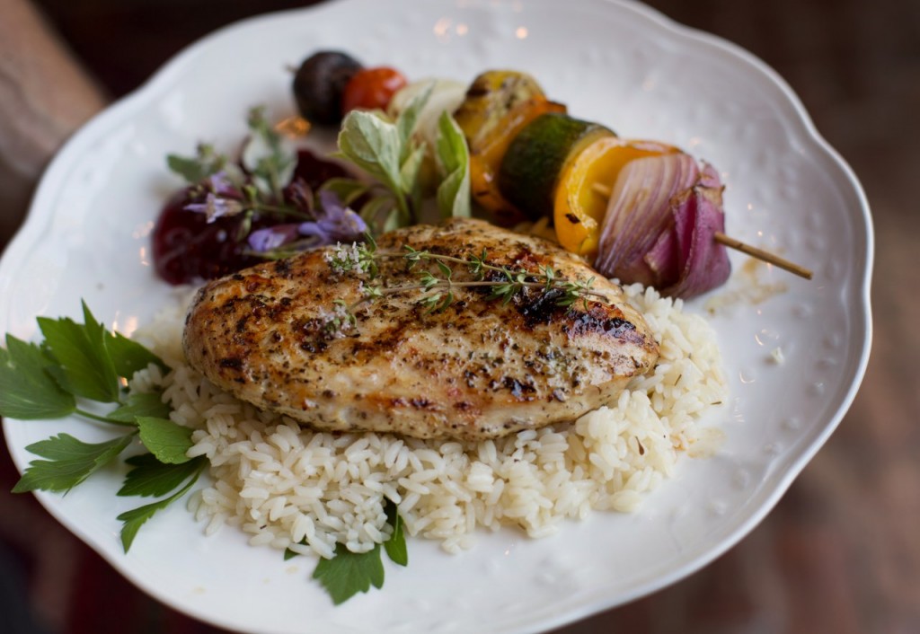 Pollo Jerk con arroz y verduras