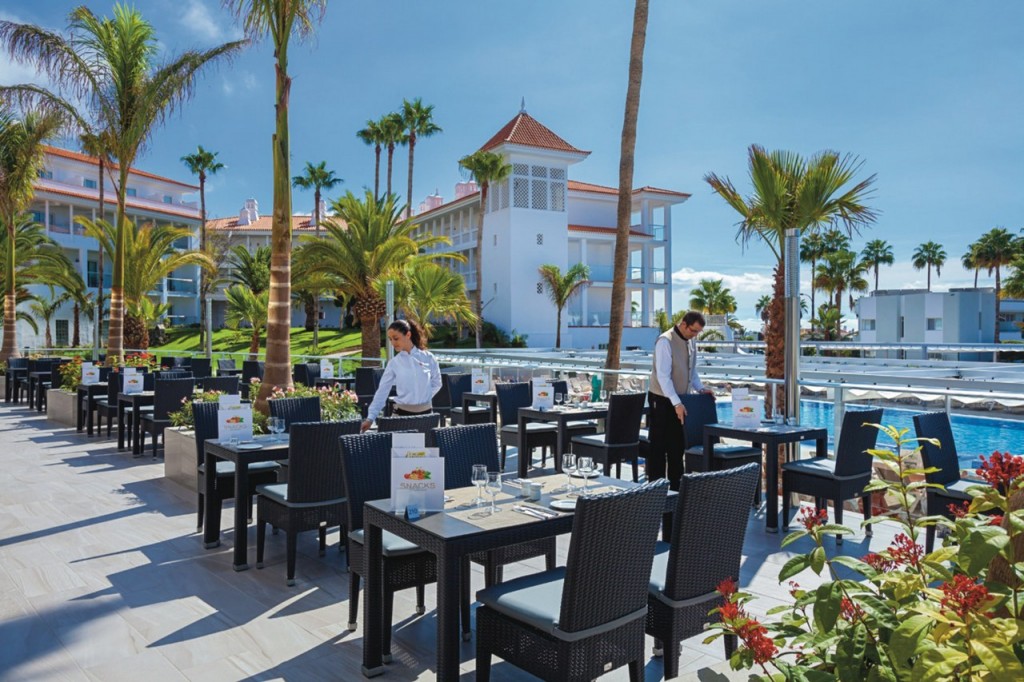 Terraza restaurante Riu Arecas