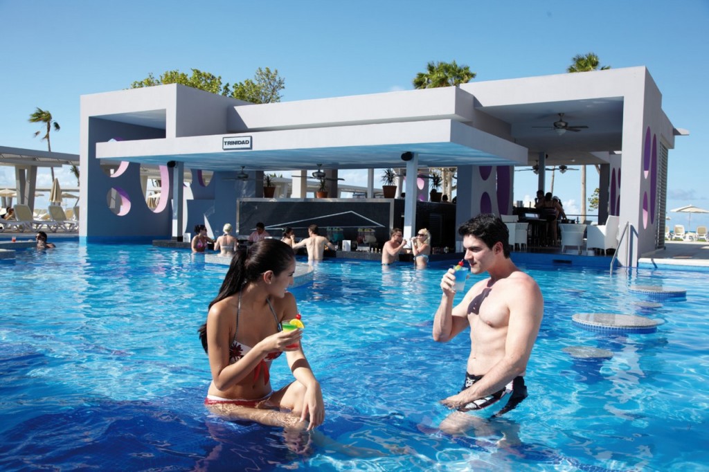 Piscina con bar acuático