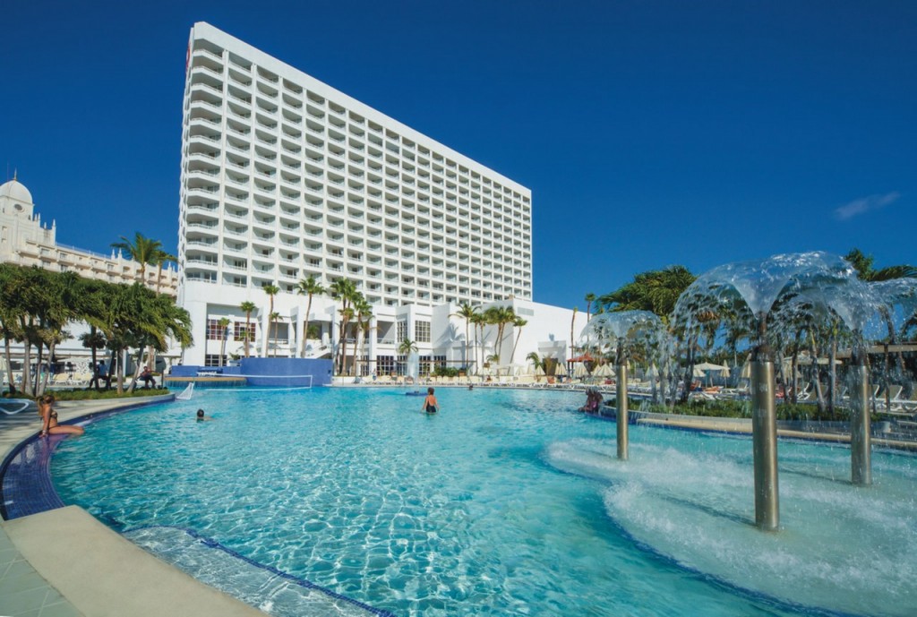 Una de las piscinas del hotel