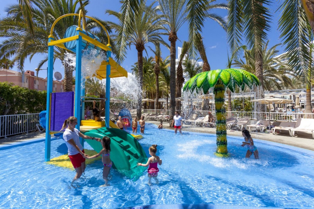 Piscina infantil con toboganes