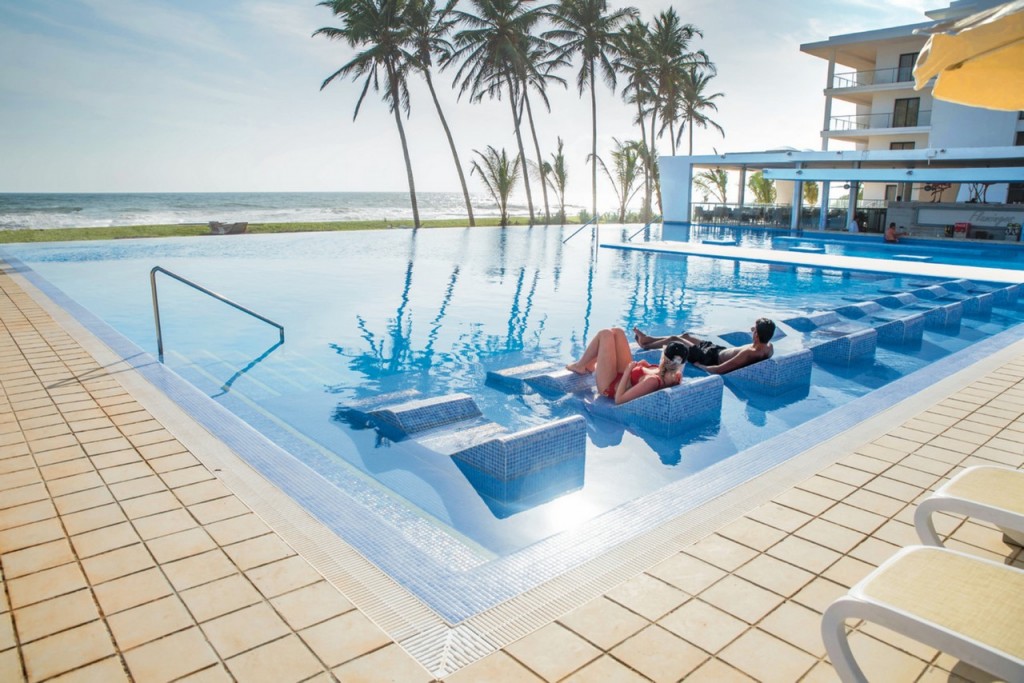 Desde nuestra piscina tendrás unas vistas al mar estupendas