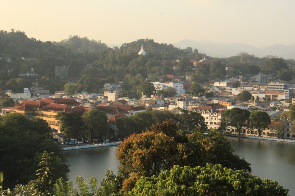 foto-17-kandy-lake-mit-blick-auf-den-tempel-copiar