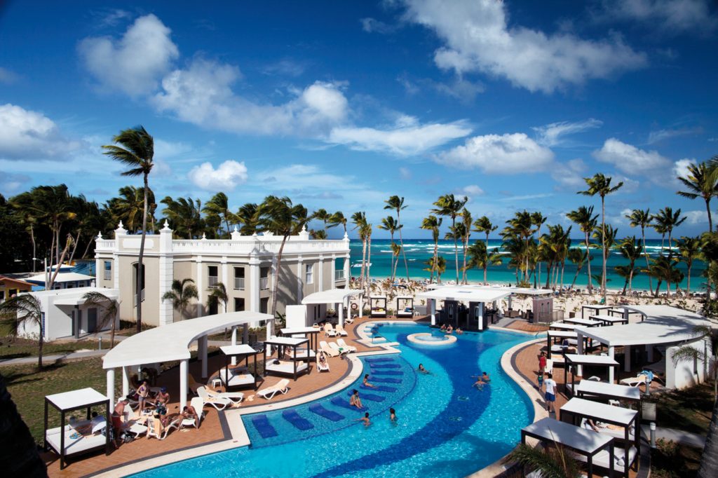 Una de las piscinas del hotel Riu Palace Bavaro