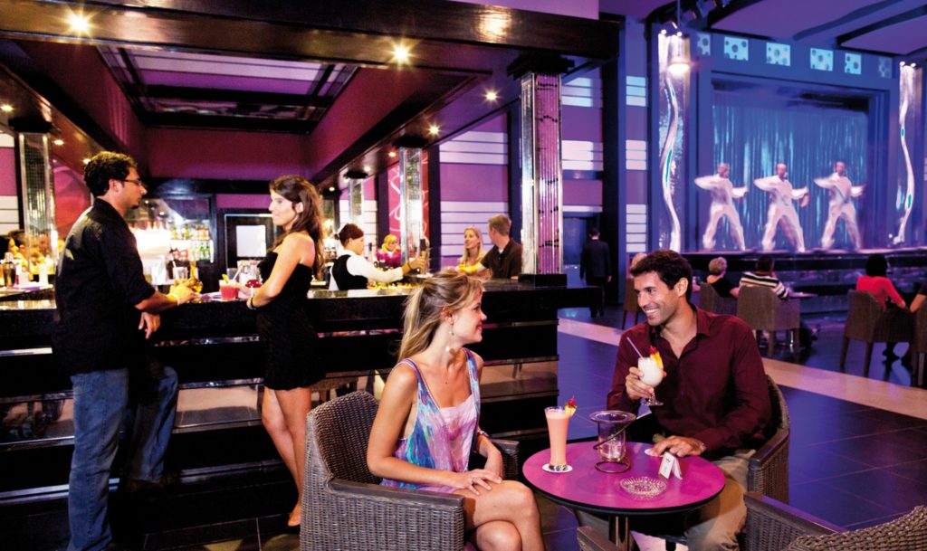 Enjoy a cocktail at the bar in hotel Riu Palace Bavaro