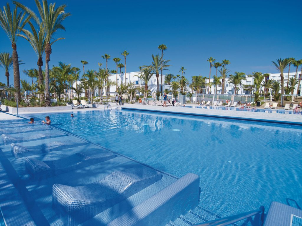 Piscina con hamacas acuaticas en Riu Palace Meloneras