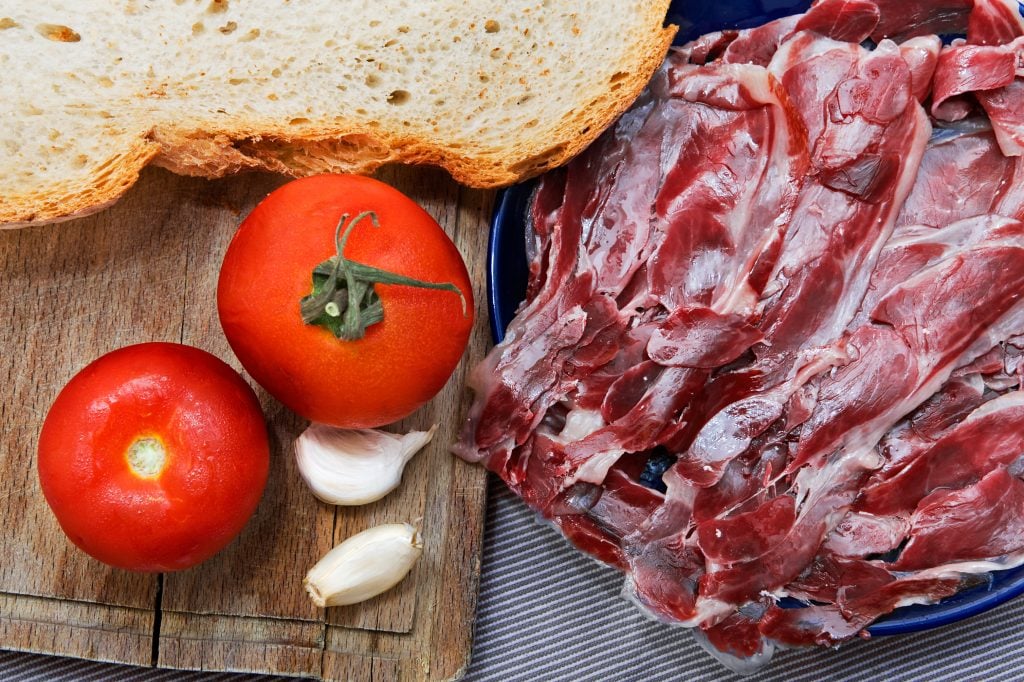 Jamon serrano con pan y tomate