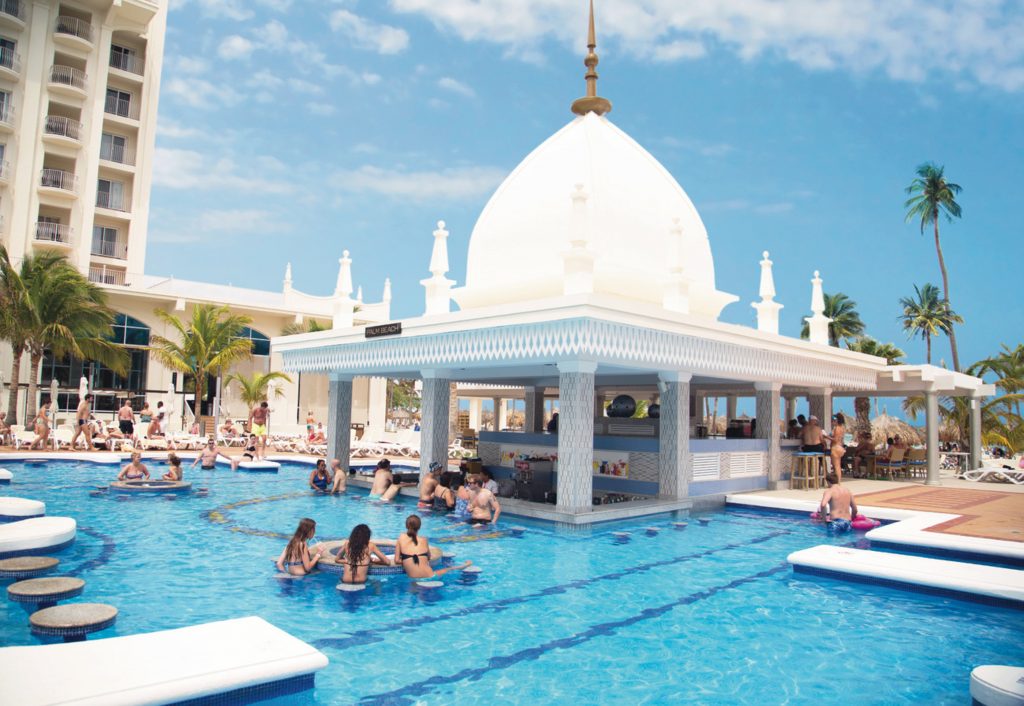 Bar en la piscina Riu Palace Aruba - Todo Incluido en Aruba