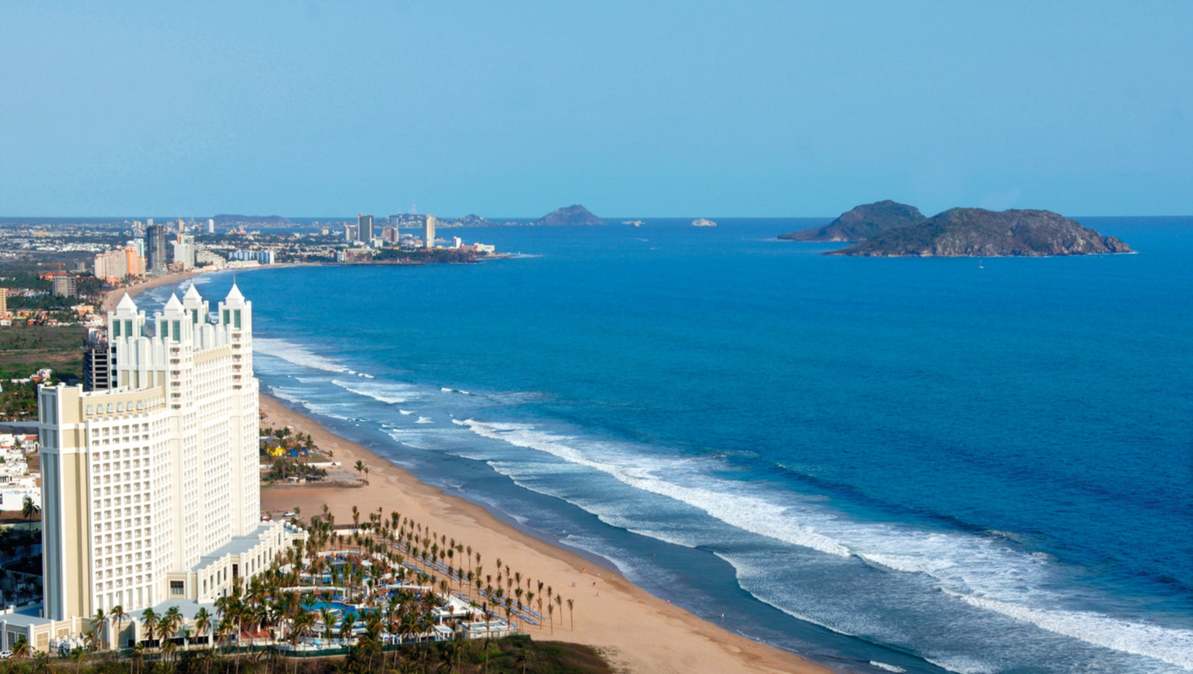 Come to Mazatlán and enjoy your holiday at the Hotel Riu Emerald Bay - RIU....