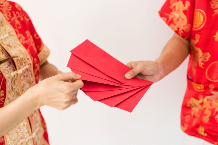 Para el año nuevo chino se reparten tarjetas rojas con obsequios