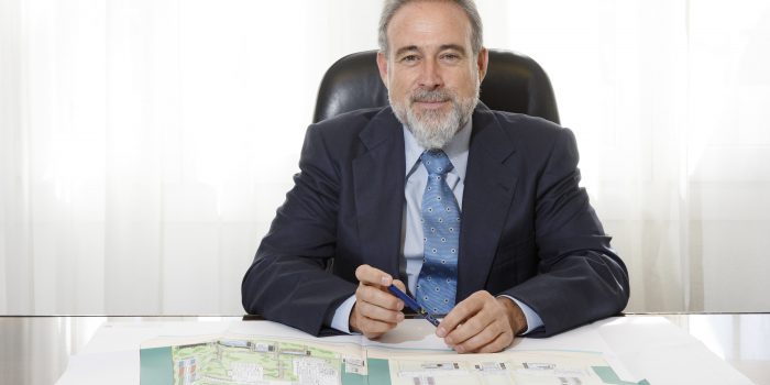Luis Riu, Vorstandsvorsitzender von Riu Hotels überprüft die Renovierungspläne eines Hotels der Gruppe