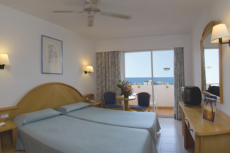 Decoración típica de una habitación del Hotel Riu Playa Park antes de la reforma