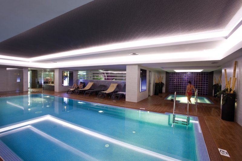 Podrás disfrutar de la piscina interior del hotel Nautilus