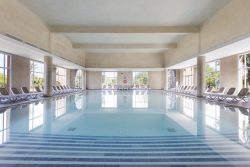 Piscina interior del hotel