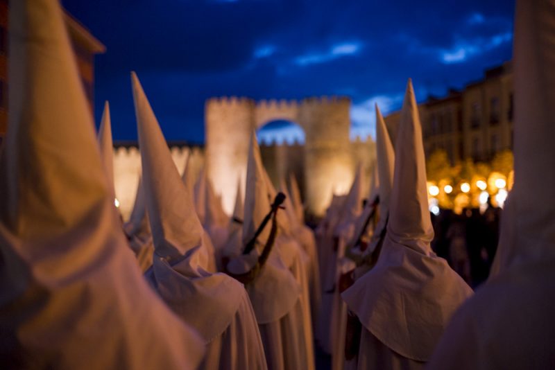 Typische Prozession der spanischen Osterwoche