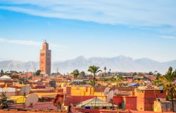 Marrakesch ist eine durch ihre Rottöne und wunderbare Architektur bekannte Stadt