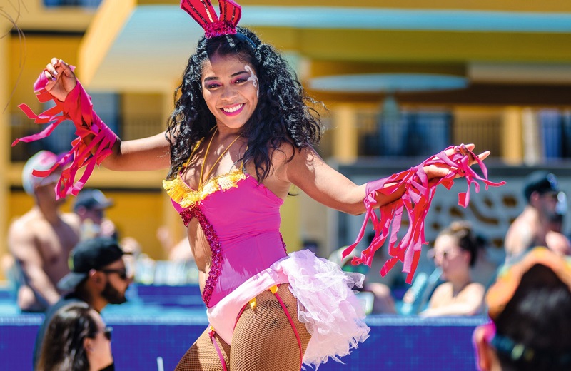 The Riu Pool Party takes place in two schedules: afternoon and evening sessions.
