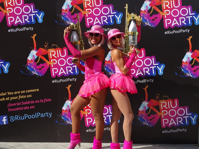  Zwei Tänzerinnen posieren beim Photo-Call der Riu Pool Party