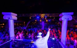 Die White Party, eine der Varianten der Riu Pool Party, die in den Riu Hotels gefeiert werden