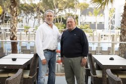 Ramón Arroyo y Luis Riu, en la actualidad, en el recién inaugurado hotel Riu Playa Park, en Mallorca.