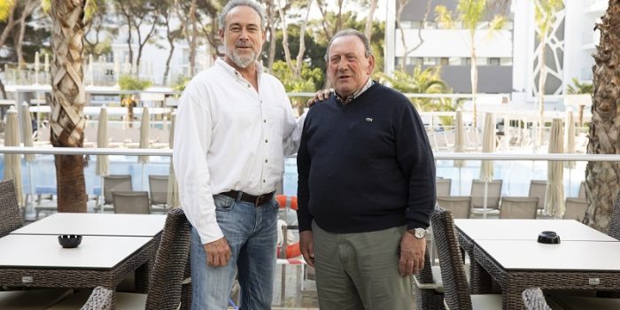 Ramón Arroyo y Luis Riu, en la actualidad, en el recién inaugurado hotel Riu Playa Park, en Mallorca.