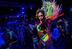 Bailes, luz, color y diversión en la Riu Pool Party