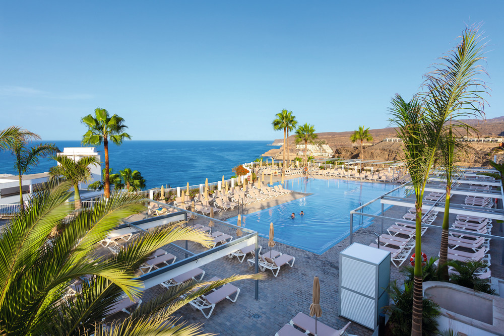 The Riu Vistamar is built on top of a cliff