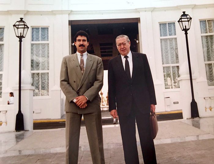 Luis Riu Güell mit seinem Vater Luis Riu Bertrán vor dem Riu Palace Maspalomas