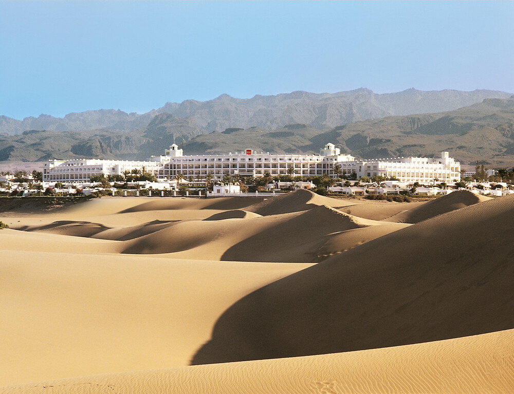 The RIU chain hotel is located right next to the Dunes of Maspalomas