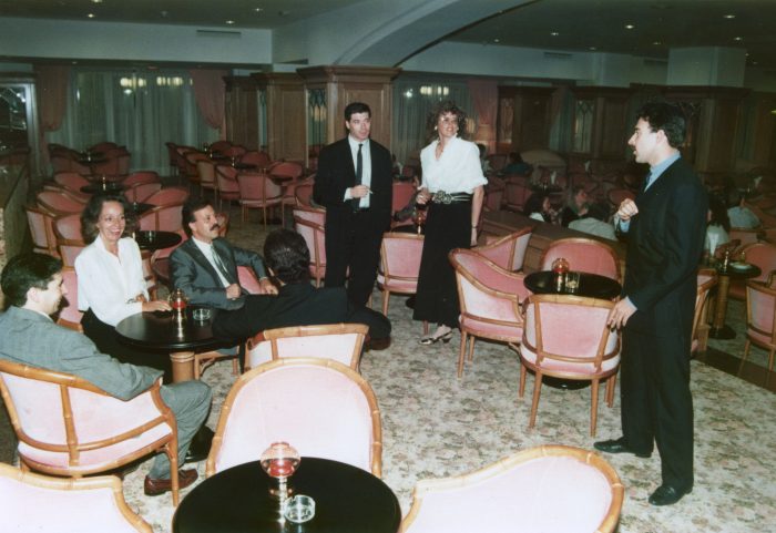 Luis Riu, in a meeting with his team in the bar of the Riu Palmeras