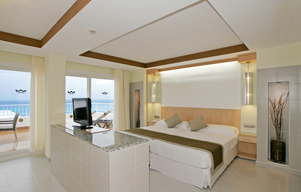 Die Zimmer des Hotels Riu La Mola bieten eine wunderschöne Aussicht auf das Meer
