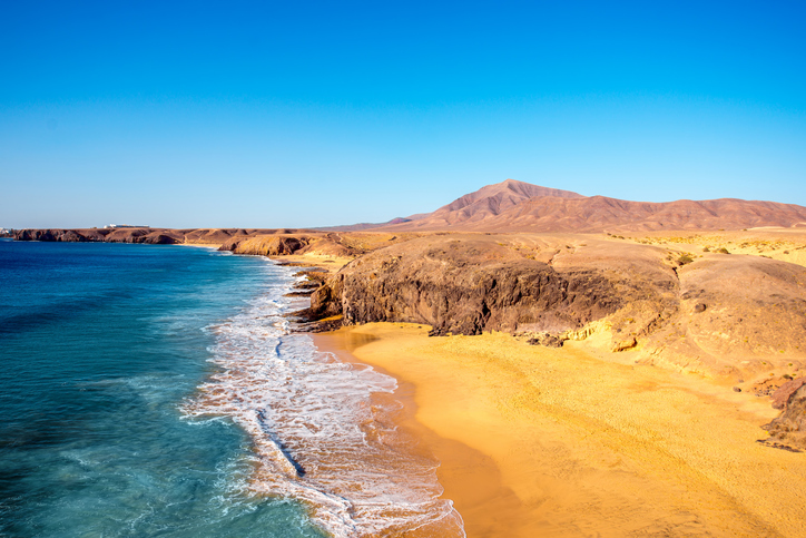 El hotel Riu Paraiso Lanzarote te ofrece la ubicación perfecta para disfrutar de las playas de la isla