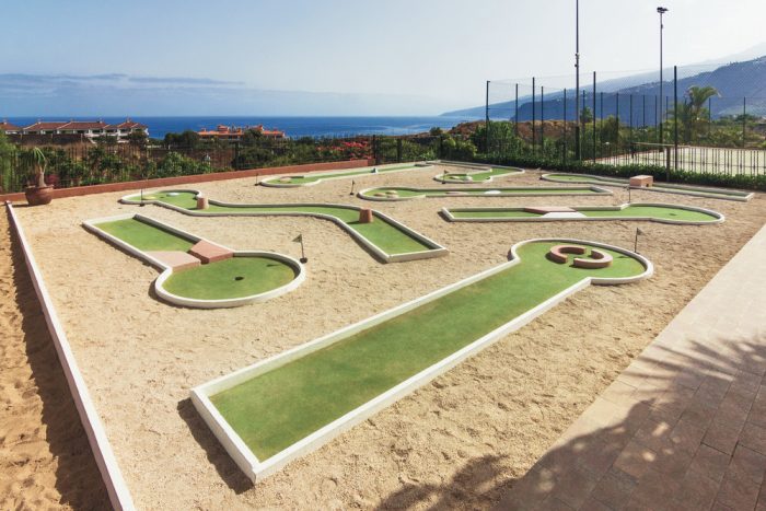You can enjoy a game of mini-golf at Riu Garoe