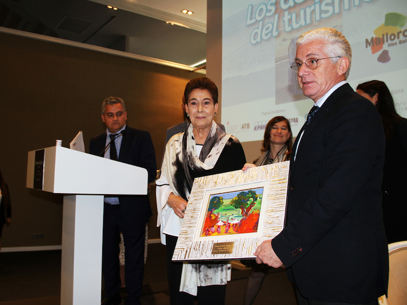 Pilar Güell, Mutter von Carmen und Luis Riu Güell, nimmt die Auszeichnung 'Premio a la Excelencia Turística 2018' entgegen 