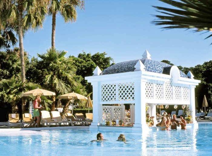 Una de las piscinas del hotel cuenta con Swim up bar