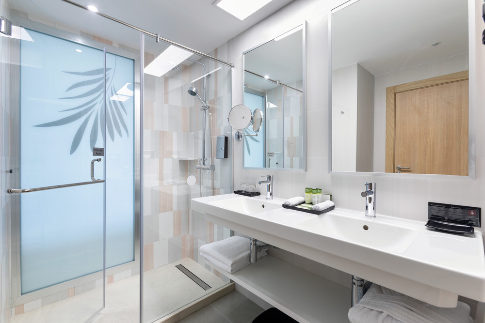 Sämtliche Badezimmer sind mit einer Dusche ausgestattet und passend zu den Farben der Gästezimmer gestaltet