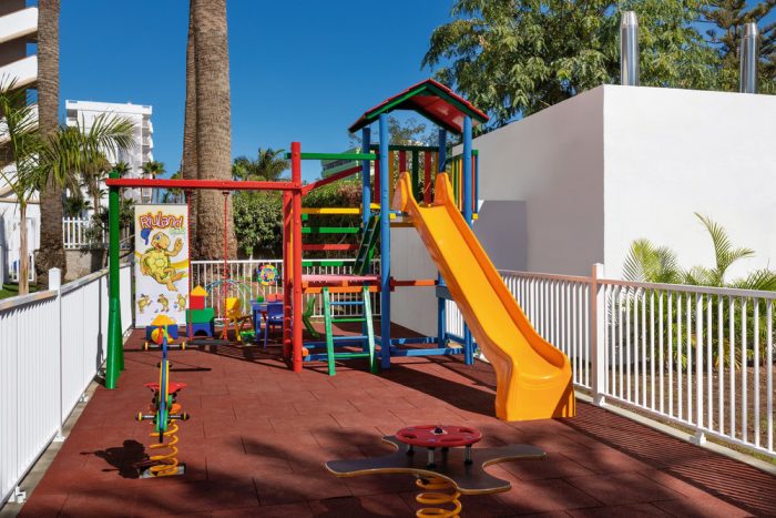 Die kleinsten Gäste vergnügen sich auf dem Spielplatz