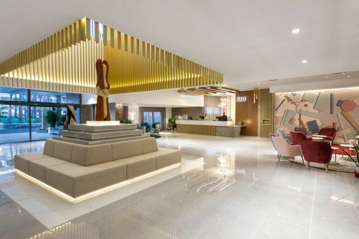 The lobby creates a spacious effect thanks to its excellent lighting