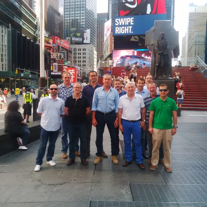 Luis Riu auf einem historischen Bild mit dem Team, das das Riu Plaza New York Times Square zum Leben erweckt hat