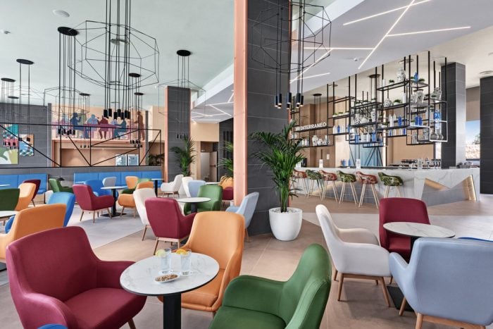 So schön sieht die Lobby des vor kurzem modernisierten Hotels Riu Playa Park aus