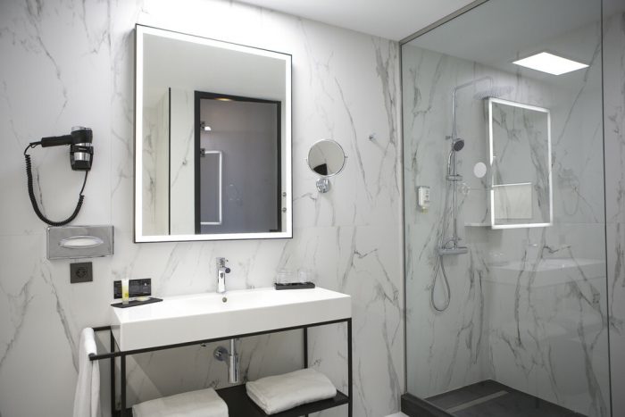 Der weiße Marmor verleiht den Badezimmern des Hotels Riu Plaza España Eleganz