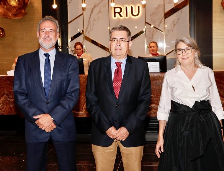 Carmen y Luis Riu junto al alcalde de San Bartolomé de Tirajana, Marco Aurelio Pérez Sánchez