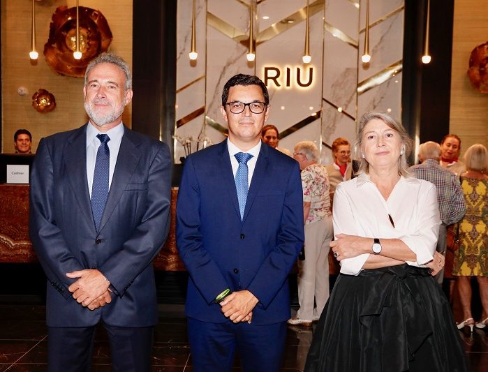 Carmen y Luis Riu junto a Pablo Rodríguez, diputado y presidente del Grupo Nacionalista Canario en el Parlamento de Canarias