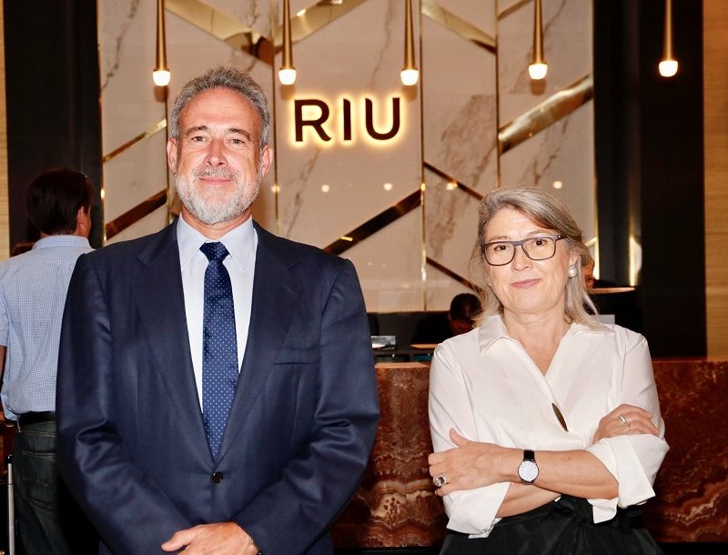 Carmen y Luis Riu, CEOs de Riu Hotels & Resorts, en el hall del recién renovado Hotel Riu Palace Oasis