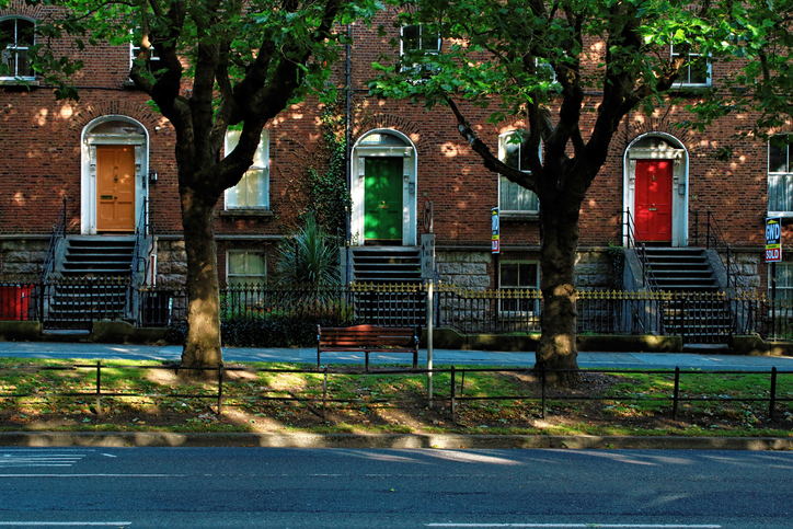 Reisen Sie mit RIU nach Dublin und entdecken Sie die Geschichte der farbigen Haustüren der Stadt